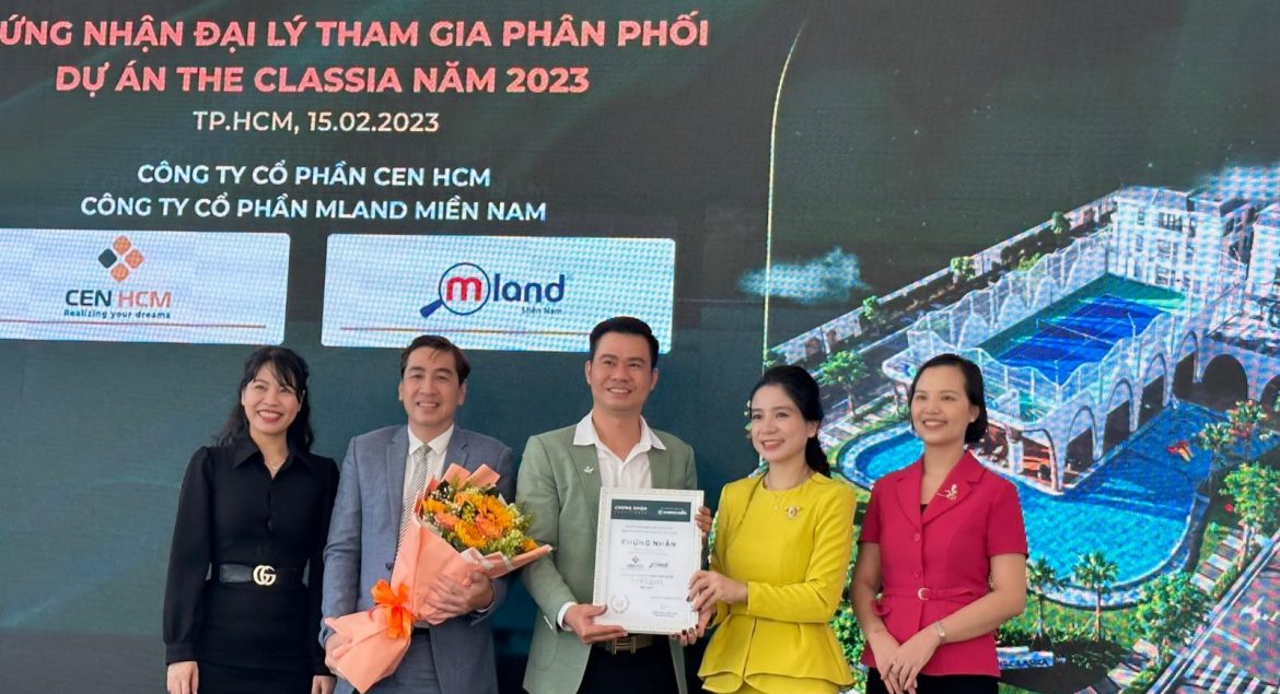 Tổng Giám đốc Vũ Trọng Cường, GDDA Nguyễn Đăng Tuấn nhận giấy chứng nhận đối tác kinh doanh.